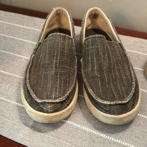 Sanuk Mens Slip on shoes size 9.  Used but in Great Condition.  See all photos